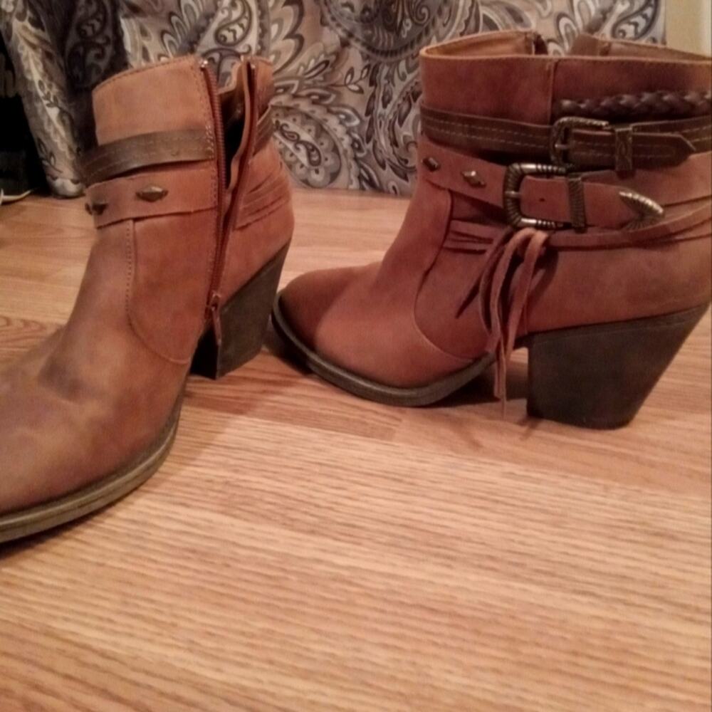 Women's sz 8 short boots